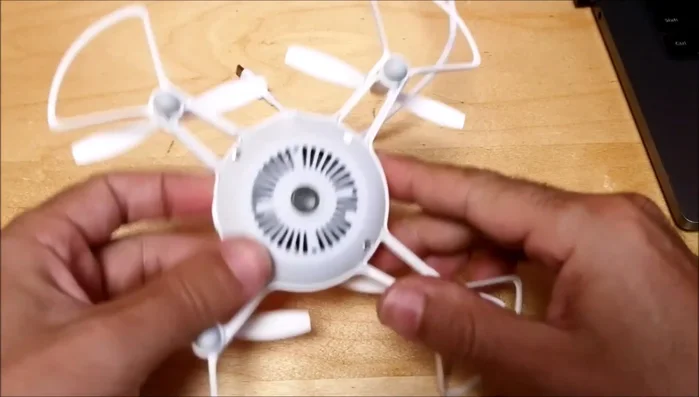 Encender el Mini Drone (puede requerir presionar el botón de encendido durante unos segundos).