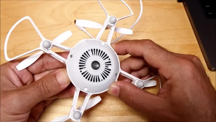 Encender el Mini Drone (puede requerir presionar el botón de encendido durante unos segundos).