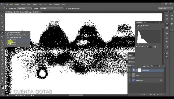 Seleccionar la herramienta 'Cuentagotas' (la primera opción). Con la tecla 'Shift' presionada, hacer clic en un área de color negro sólido en la capa 'Umbral'.