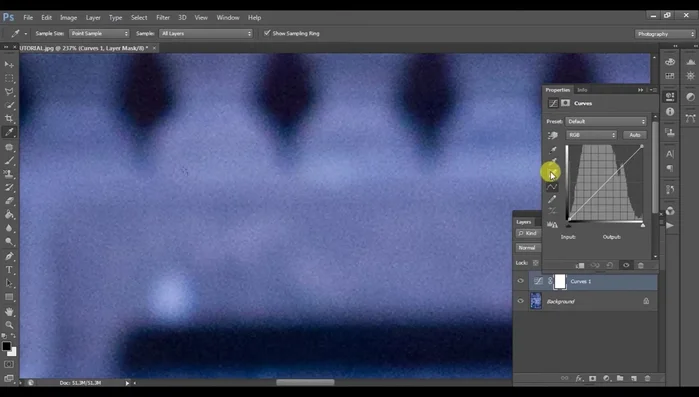 Crear una nueva capa de ajuste 'Curvas'. Usar los tres cuentagotas para ajustar los puntos negro, gris y blanco. El punto gris se ajusta haciendo clic en el marcador obtenido en el paso 5.