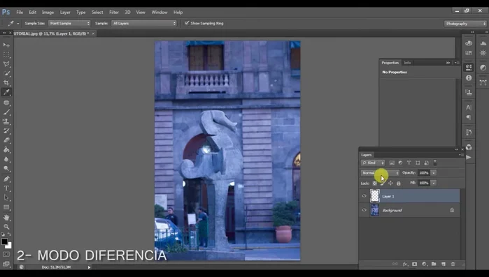 Cambiar el modo de la capa de 'Normal' a 'Diferencia'.