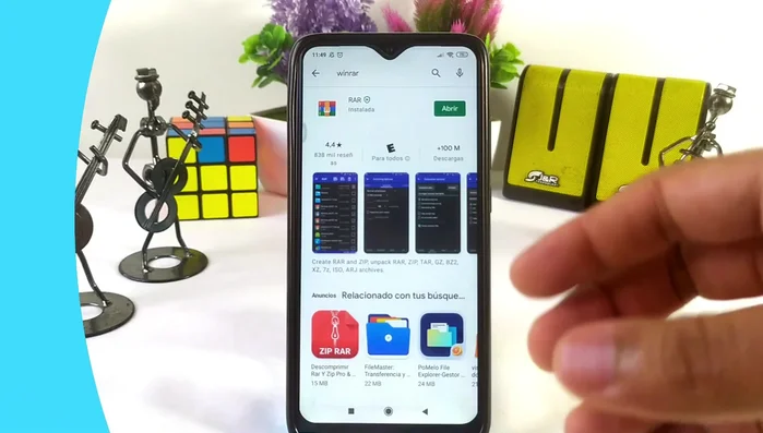 Descarga la aplicación WinRAR desde la Play Store.