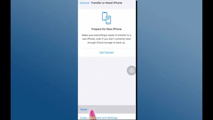 Desplácese hacia abajo y pulse 'Transferir o restablecer el iPhone'.