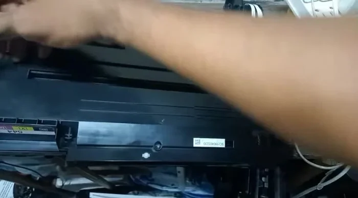 Separar la parte superior del escáner (con el cristal) del resto de los componentes.