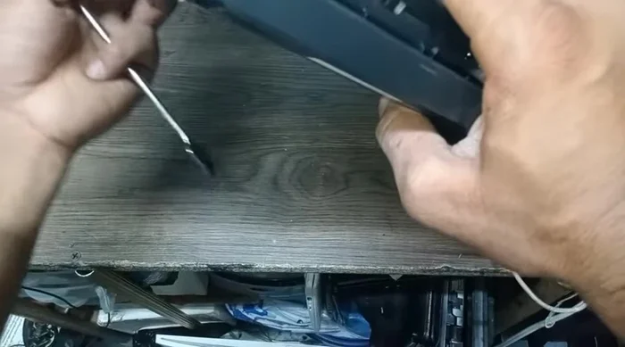 Separar la parte superior del escáner (con el cristal) del resto de los componentes.