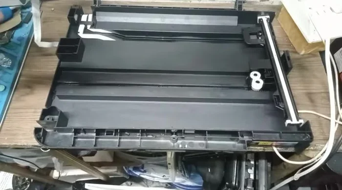 Separar la parte superior del escáner (con el cristal) del resto de los componentes.