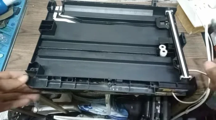 Limpiar cuidadosamente el interior del escáner, prestando especial atención al cristal para evitar manchas.