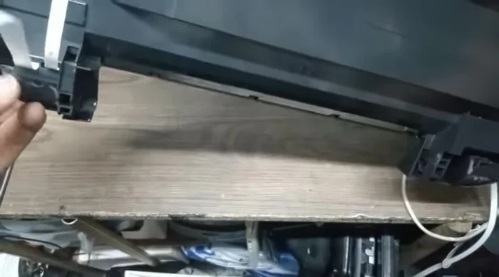 Retirar los cinco tornillos.