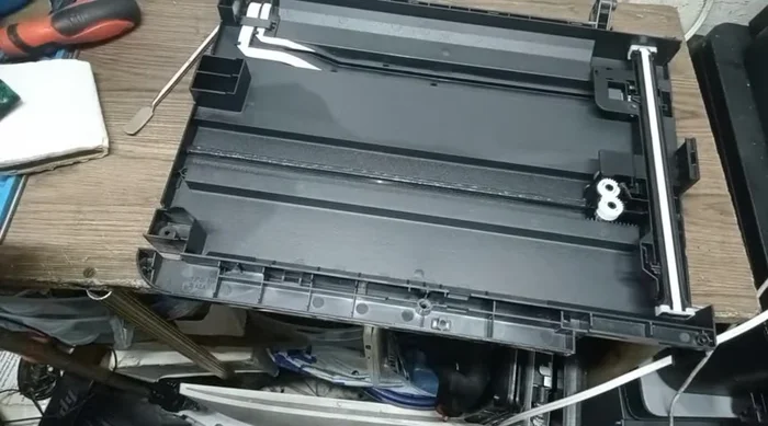 Aplicar una o dos gotas de lubricante 3 en 1 en los bujes del motor. Evitar el uso de grasa o vaselina.