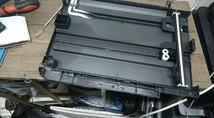 Colocar los cinco tornillos y apretarlos firmemente.