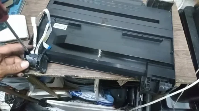 Colocar los cinco tornillos y apretarlos firmemente.