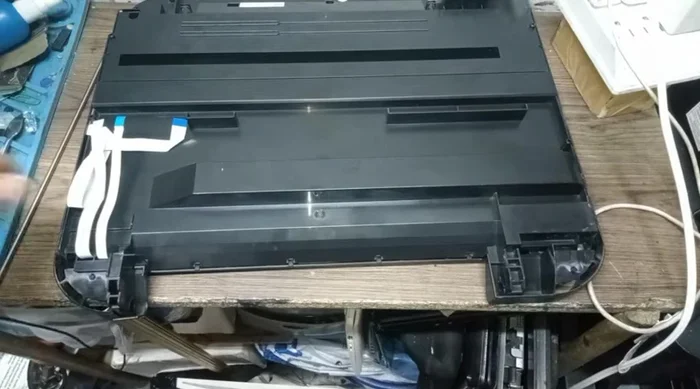 Retirar los cinco tornillos.