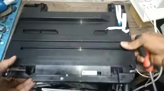 Retirar los cinco tornillos.