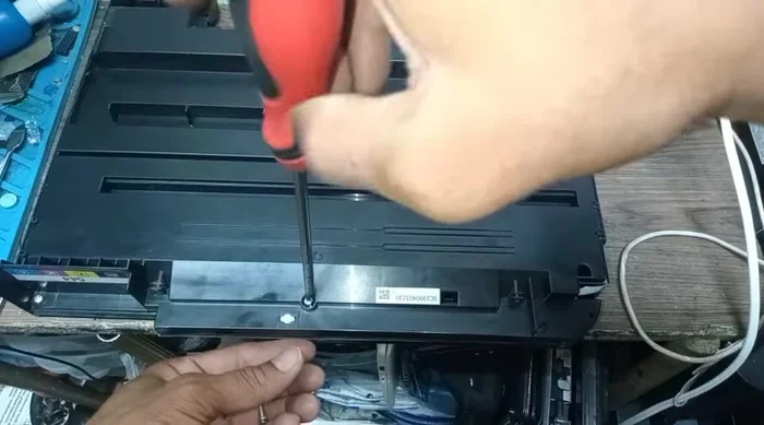 Separar la parte superior del escáner (con el cristal) del resto de los componentes.