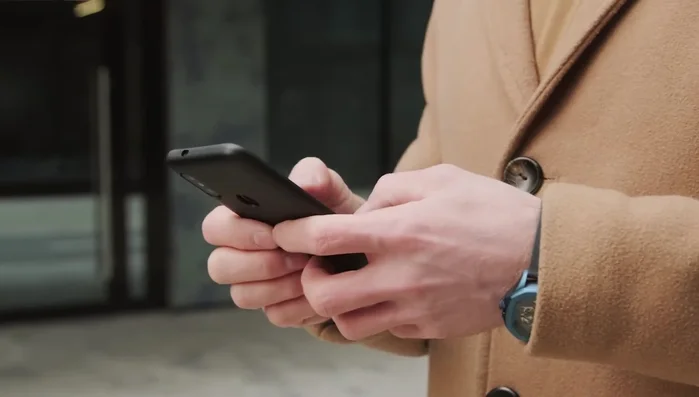 Utilizar Figma para conectar frames y crear flujos interactivos.