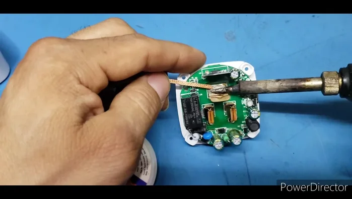 Retirar la tablilla que contiene el fusible.