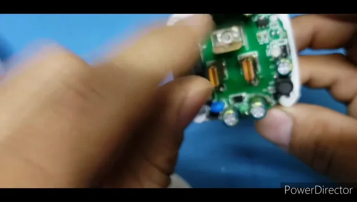 Retirar la tablilla que contiene el fusible.