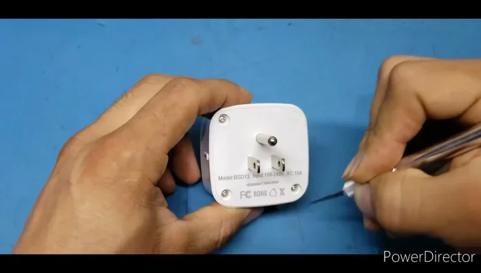 Identificar el fusible (generalmente de color negro).