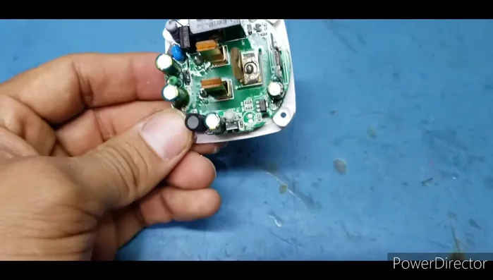 Si funciona correctamente, aplicar más soldadura para asegurar la conexión y armar el enchufe.