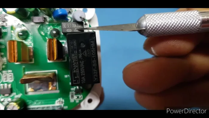 Identificar el fusible (generalmente de color negro).