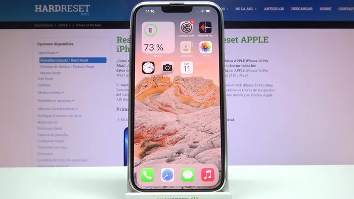 Desplázate hacia abajo y selecciona 'Face ID y código'.