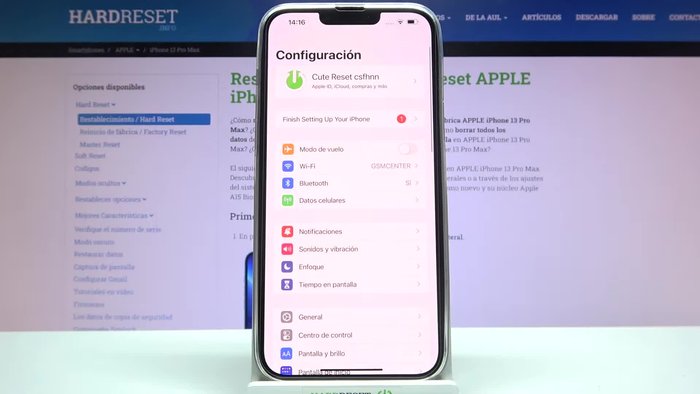 Desplázate hacia abajo y selecciona 'Face ID y código'.