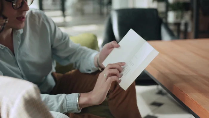 Obtener Feedback: Pedir la opinión del cliente sobre el logotipo.