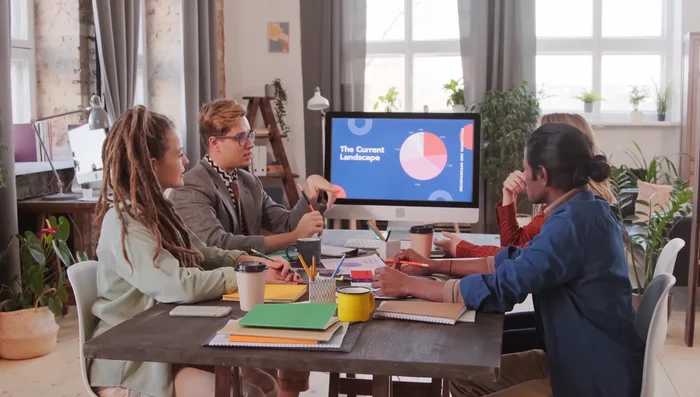 Aplicaciones Finales: Mostrar las aplicaciones del logotipo en su uso real.