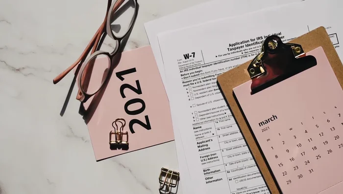 Aplicaciones Finales: Mostrar las aplicaciones del logotipo en su uso real.