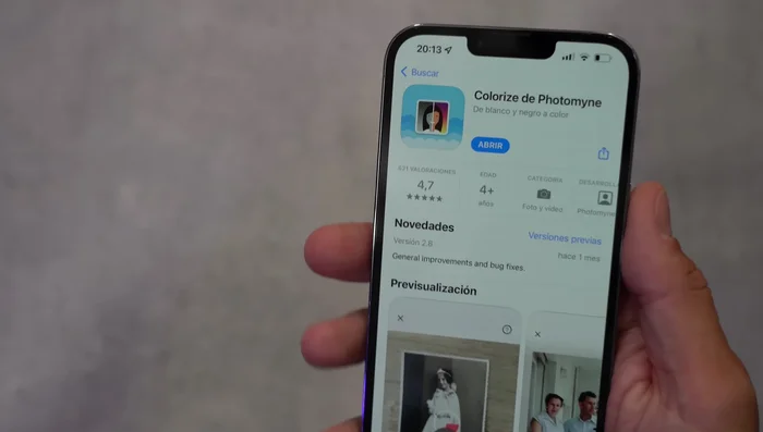 Descarga e instala la aplicación 'Colorize'.