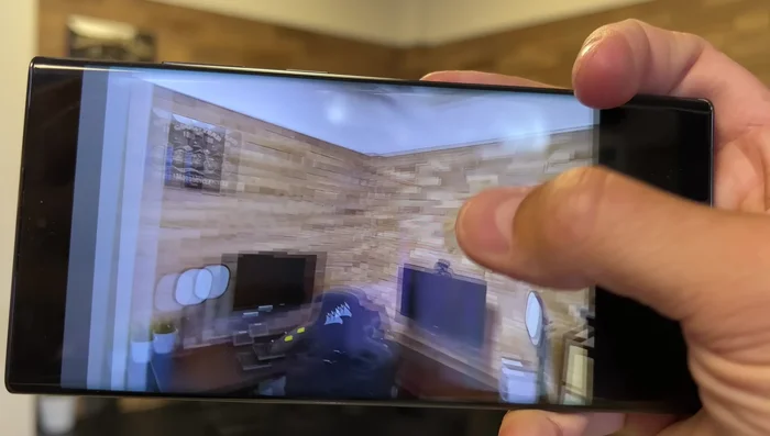 Busca la opción de 'remasterizar imagen' o similar (tres puntitos).