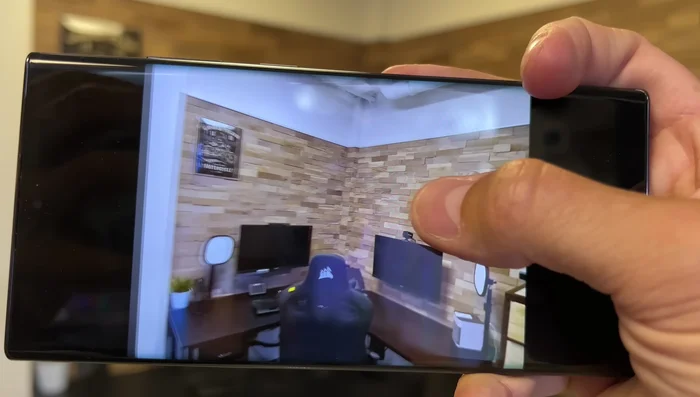 Busca la opción de 'remasterizar imagen' o similar (tres puntitos).