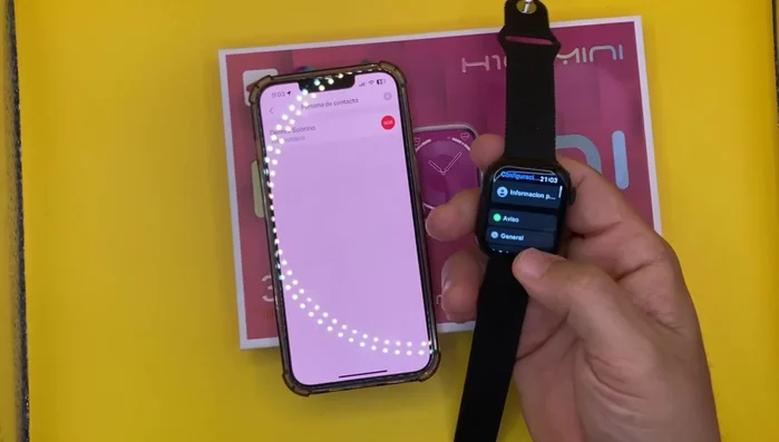 Opcionalmente, puedes configurar una tecla o botón específico en el reloj para iniciar la llamada de emergencia directamente. Consulta la configuración de tu aplicación para personalizar esto.