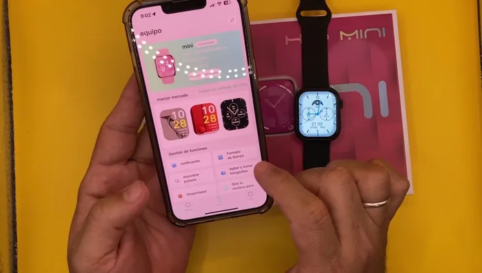 Busca la sección de contactos de emergencia dentro de la aplicación.