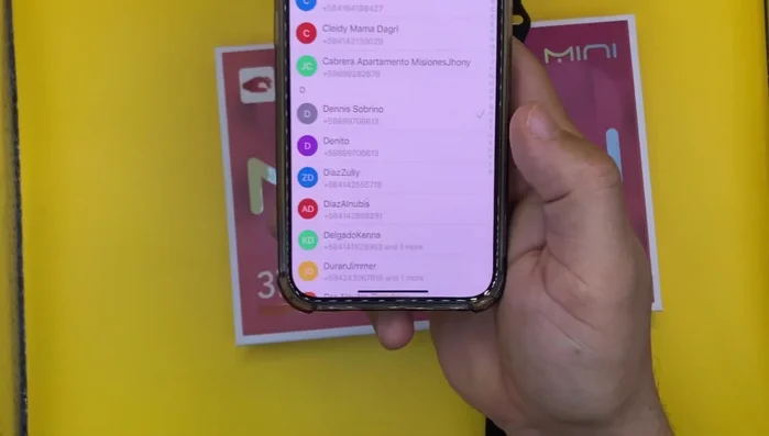 Asegúrate de que los contactos añadidos aparecen en la lista de contactos de emergencia de la aplicación.