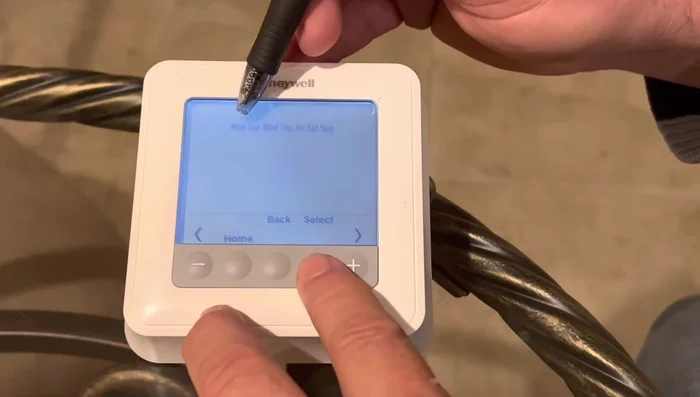 Programar Horarios de Temperatura (Wake, Leave, Return, Sleep): Utilizar los botones '+' y '-' para ajustar la hora y la temperatura deseada para cada período.