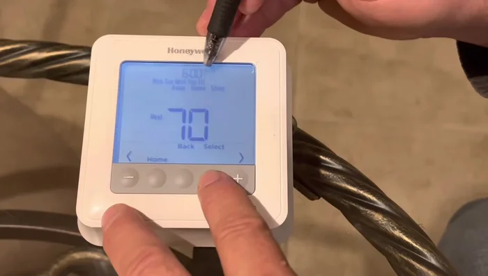 Programar Horarios de Temperatura (Wake, Leave, Return, Sleep): Utilizar los botones '+' y '-' para ajustar la hora y la temperatura deseada para cada período.