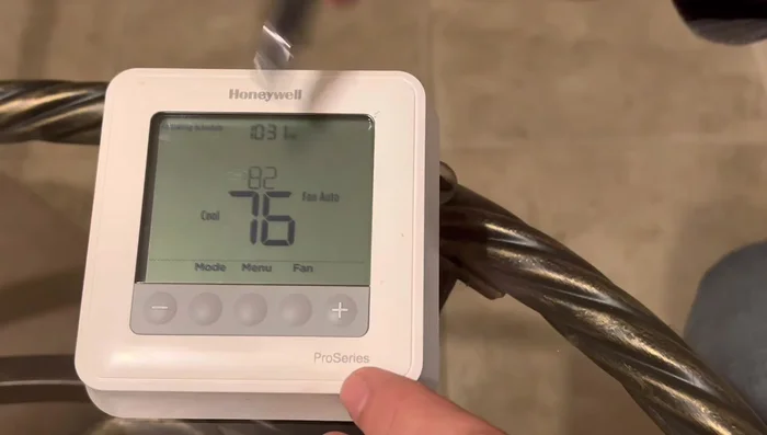 Ajustar la Temperatura manualmente usando los botones '+' y '-': Para cambios temporales (2 horas) o permanentes (modo 'Job').