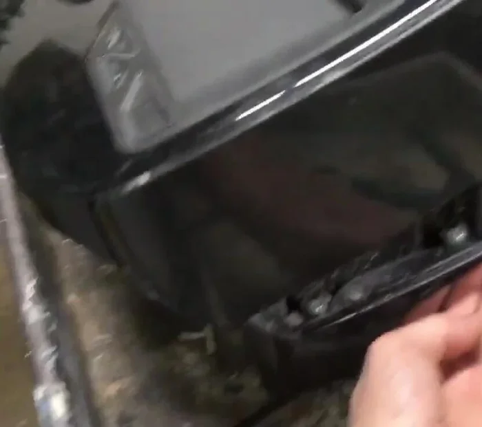 Abrir la trituradora de papel. Desatornillar la tapa inferior para acceder al interior de la máquina (124.85)