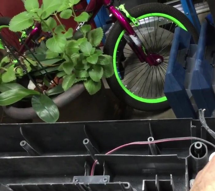 Inspeccionar el interior de la máquina en busca de posibles problemas, como cables dañados o acumulación de papel (149.08, 200.709, 213.77)