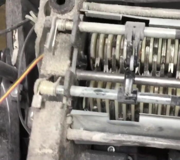 Soplar el polvo y residuos restantes para asegurar una limpieza completa. (308.729)