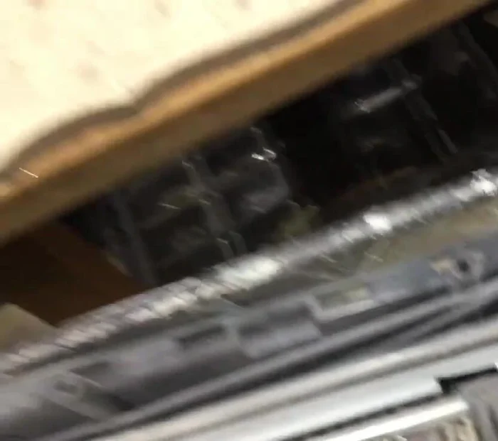 Soplar el polvo y residuos restantes para asegurar una limpieza completa. (308.729)