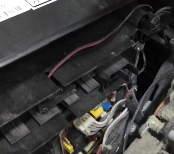 Conectar la trituradora a la corriente eléctrica y probar su funcionamiento. (353.639, 404.36)