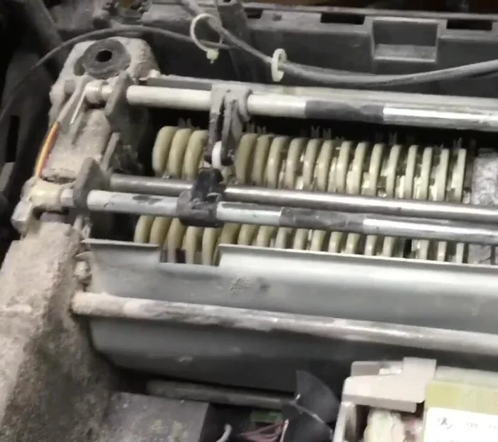 Si la máquina no funciona correctamente, inspeccionar nuevamente las piezas, especialmente la presencia (o falta) de separadores. (437.37, 490.79)