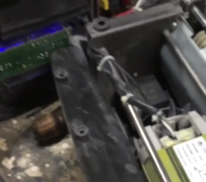 Volver a ensamblar la trituradora de papel y probar su funcionamiento. (601.83, 610.21)