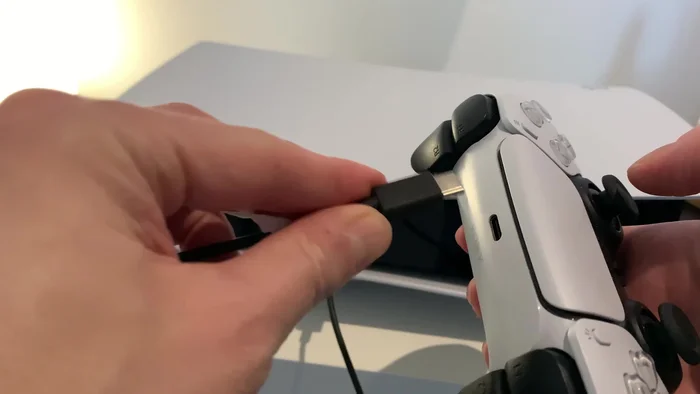 Conecta el mando a la consola con el cable USB.