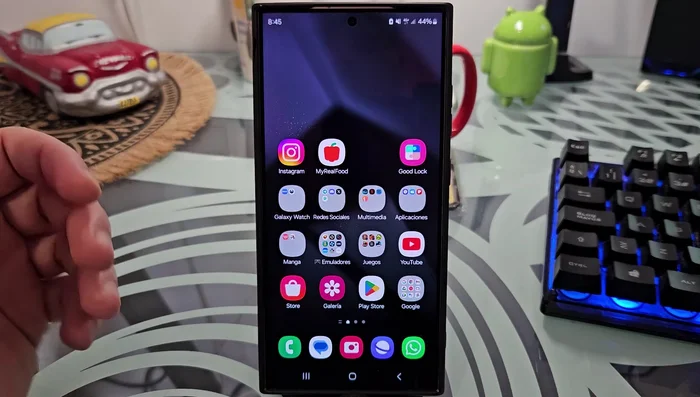 Busca y entra en la sección 'Aplicaciones'.