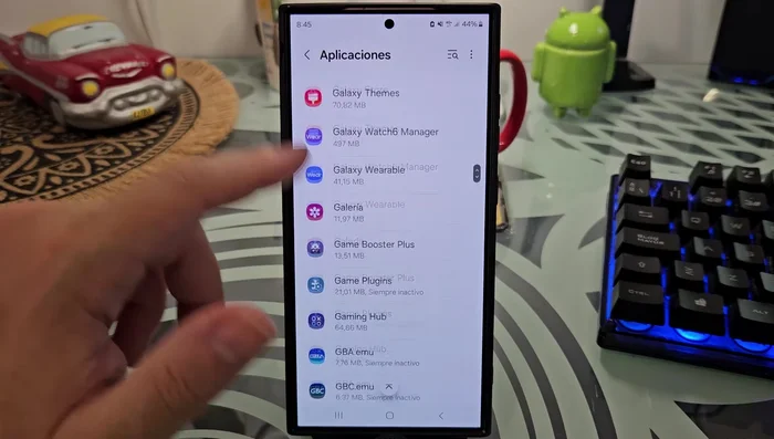 Localiza la aplicación (ej. Google Play Store).