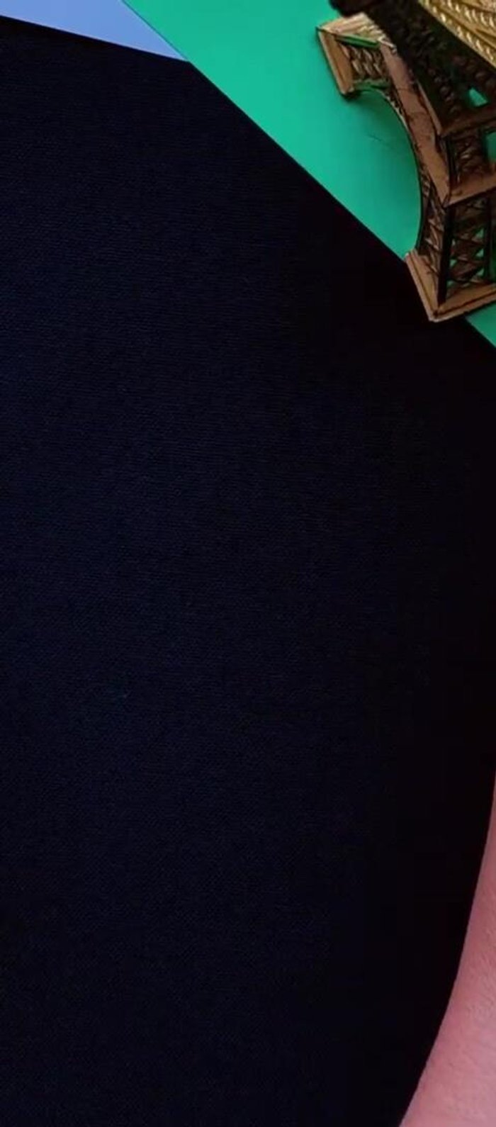 Elige la opción 'Agregar historia' y luego 'Cámara'.