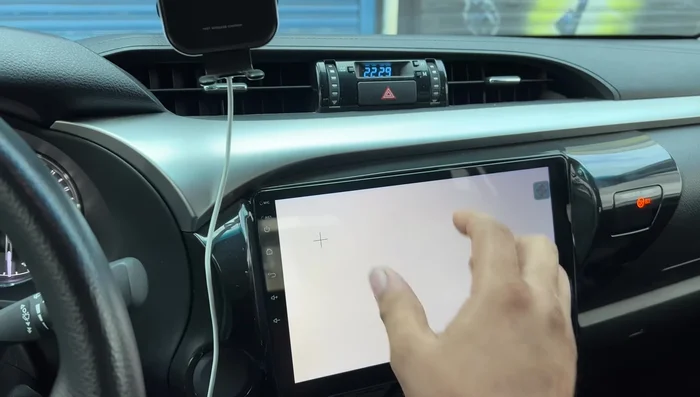 Seguir las instrucciones en pantalla para calibrar la pantalla táctil.